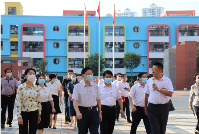 全區(qū)民辦學(xué)校黨支部標(biāo)準(zhǔn)化規(guī)范化建設(shè)現(xiàn)場(chǎng)推進(jìn)會(huì)參會(huì)人員到我校觀摩黨建工作